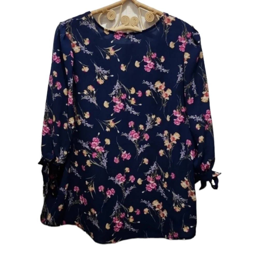 ⭐️Olive & Leaf blue floral top size M - Picture 5 of 5